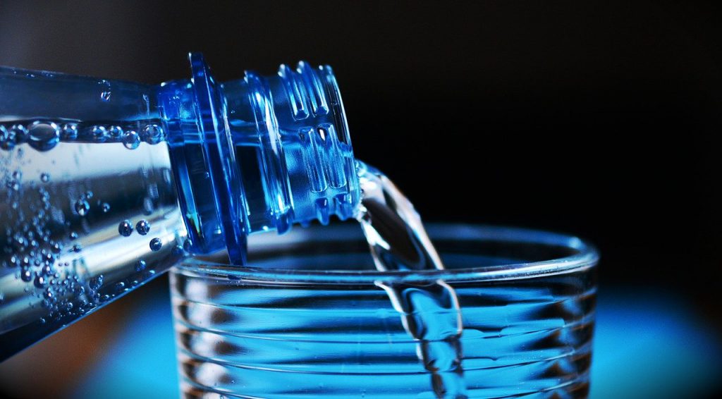 Dostawa wody źródlanej do biura – czym się kierować wybierając dostawcę?