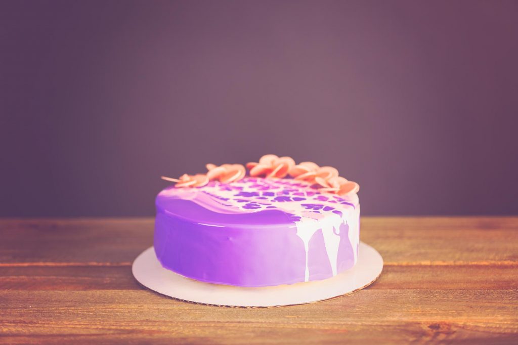 Glazura lustrzana – poznaj 3 zalety takiej polewy na tort
