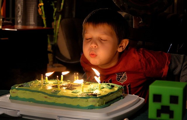 Jakie świeczki urodzinowe wybrać dla dzieci w wieku 6-10 lat?